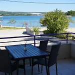 Lavanda - Family Friendly, Beachfront