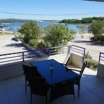 Lavanda - Family Friendly, Beachfront