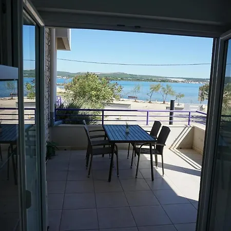 Lavanda - Family Friendly, Beachfront Апартаменты *