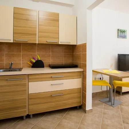 Lavanda - Family Friendly, Beachfront