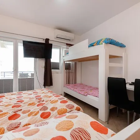 Lavanda - Family Friendly, Beachfront Appartement