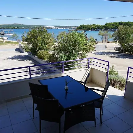 Lavanda - Family Friendly, Beachfront