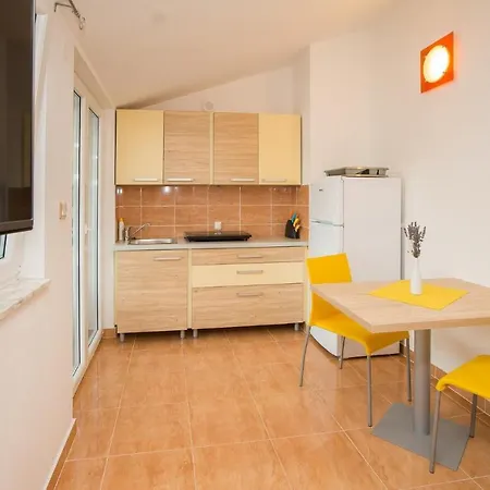 Lavanda - Family Friendly, Beachfront Appartement