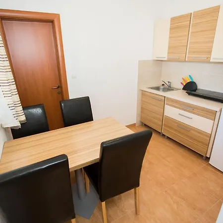 Lavanda - Family Friendly, Beachfront Appartement