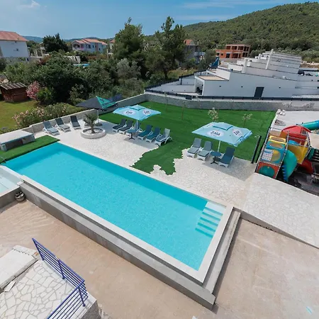 Lavanda - Family Friendly, Beachfront