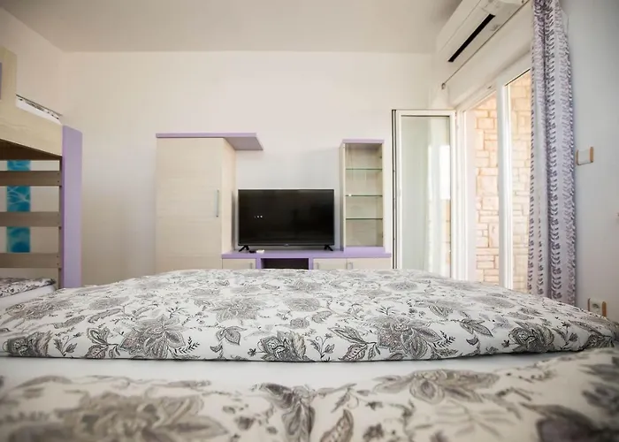 Lavanda - Family Friendly, Beachfront * Pašman