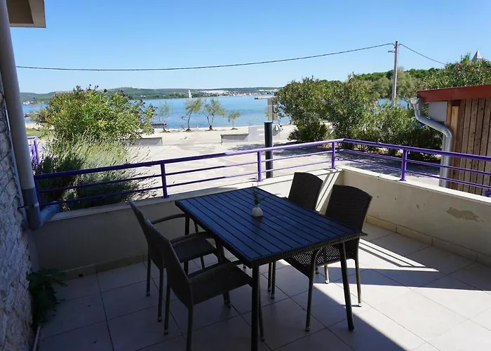 Lavanda - Family Friendly, Beachfront Appartement