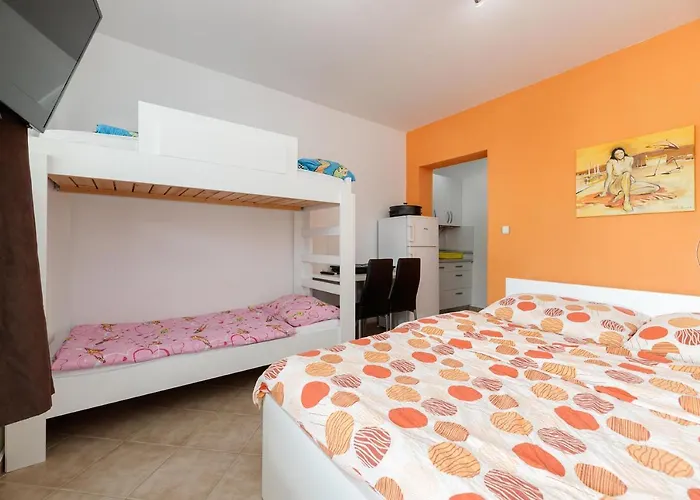 Lavanda - Family Friendly, Beachfront Appartement Pašman