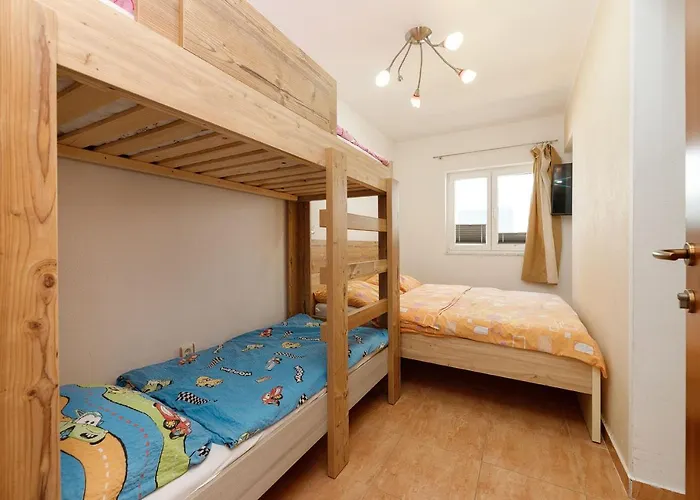 Lavanda - Family Friendly, Beachfront Appartement *