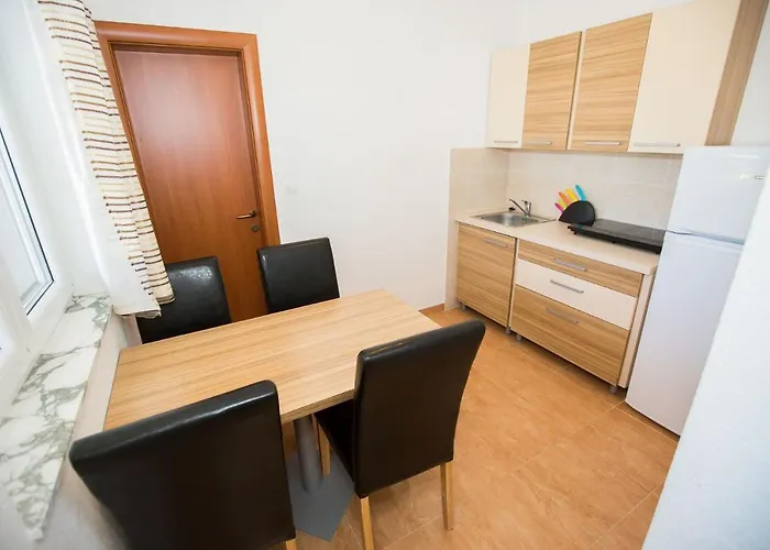 Lavanda - Family Friendly, Beachfront Appartement