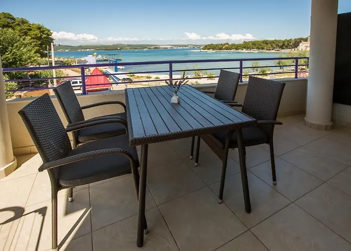 Appartement Lavanda - Family Friendly, Beachfront *