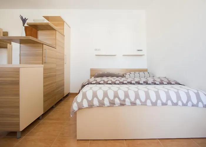 Appartement Lavanda - Family Friendly, Beachfront Pašman