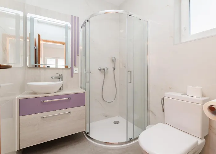 Lavanda - Family Friendly, Beachfront Appartement Pašman