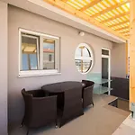 Lavanda - Family Friendly, Beachfront アパート Pašman
