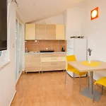 Lavanda - Family Friendly, Beachfront Lejlighed