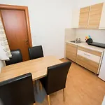 Lavanda - Family Friendly, Beachfront Lejlighed