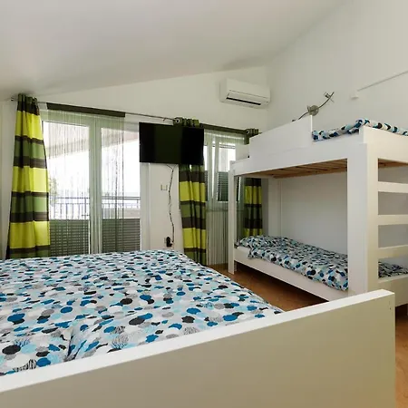 Lavanda - Family Friendly, Beachfront