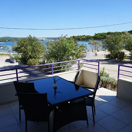Lavanda - Family Friendly, Beachfront Apartment Pasman
