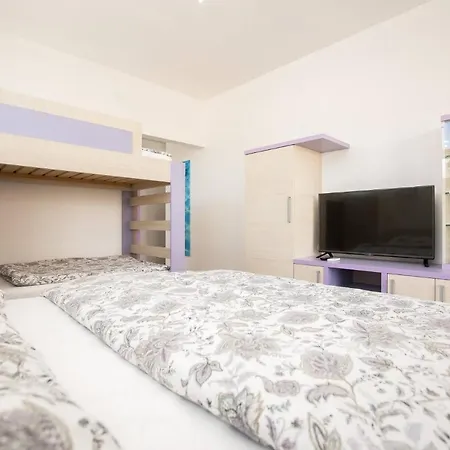 Apartment Lavanda - Family Friendly, Beachfront Pasman