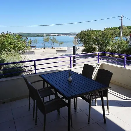 Lavanda - Family Friendly, Beachfront Apartment