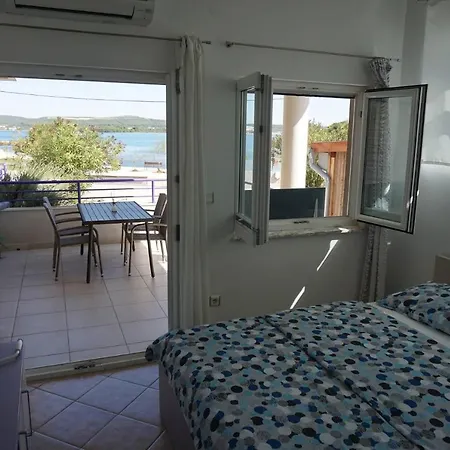 Lavanda - Family Friendly, Beachfront Pasman