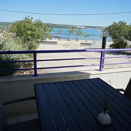 Lavanda - Family Friendly, Beachfront Apartment *