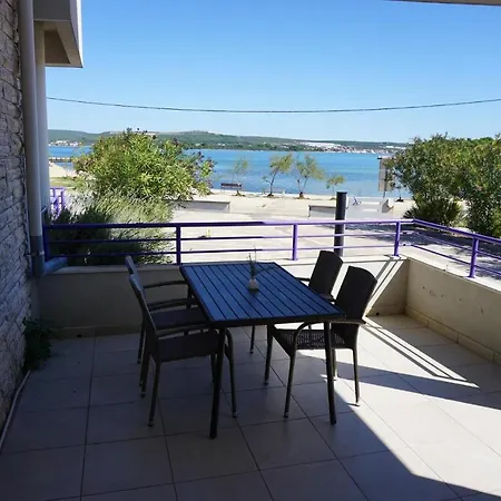 Lavanda - Family Friendly, Beachfront * Pasman