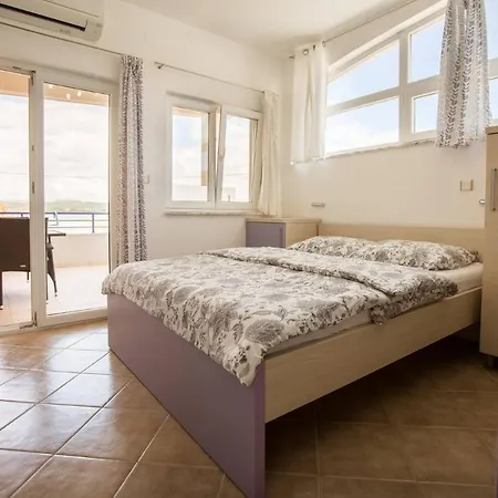 Lavanda - Family Friendly, Beachfront * Pašman