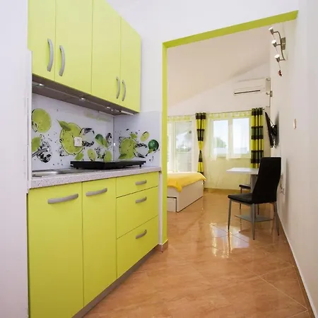 Lavanda - Family Friendly, Beachfront Apartment *