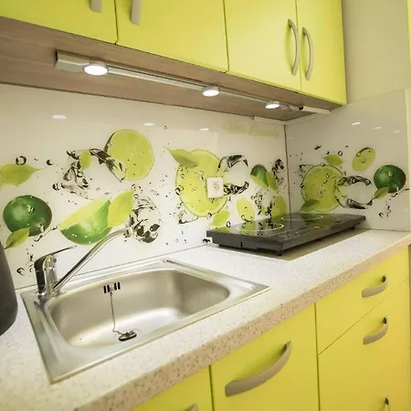 Lavanda - Family Friendly, Beachfront Apartment Pasman