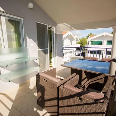 Lavanda - Family Friendly, Beachfront Pasman