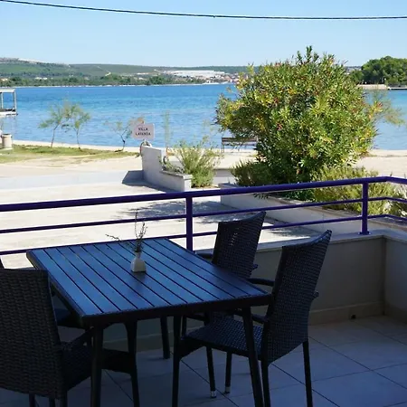Lavanda - Family Friendly, Beachfront