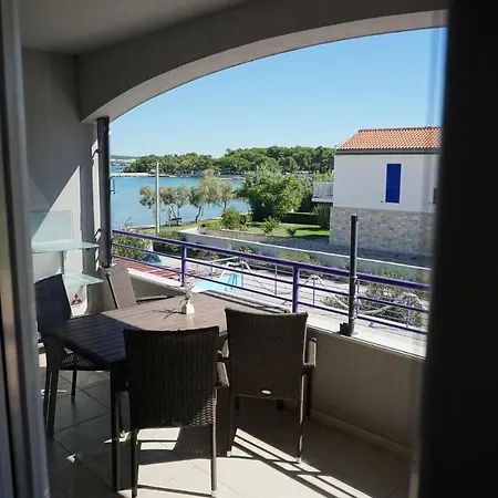 Lavanda - Family Friendly, Beachfront Apartment *