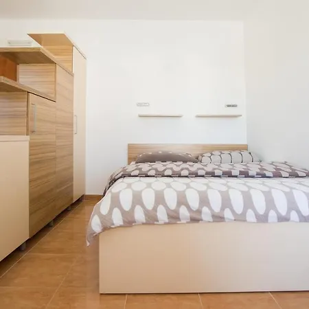 Apartment Lavanda - Family Friendly, Beachfront Pasman