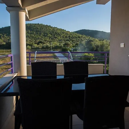Lavanda - Family Friendly, Beachfront Пашман