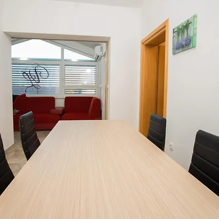 Lavanda - Family Friendly, Beachfront Apartment *