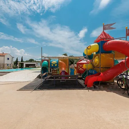 Lavanda - Family Friendly, Beachfront Pasman