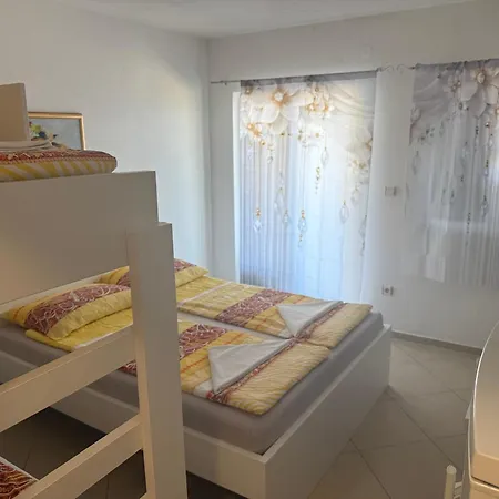 Lavanda - Family Friendly, Beachfront Pasman