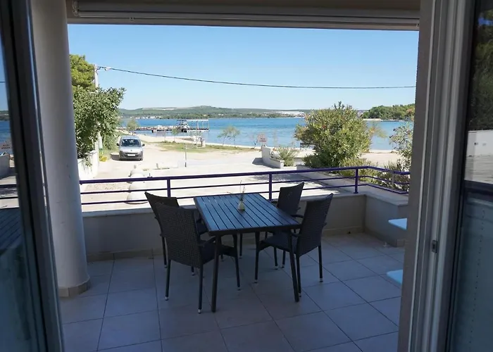 דירה Lavanda - Family Friendly, Beachfront Pašman