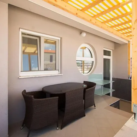 Lavanda - Family Friendly, Beachfront Appartement Pašman
