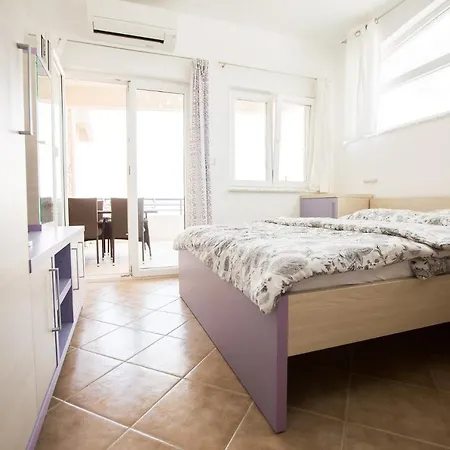 Lavanda - Family Friendly, Beachfront Appartement
