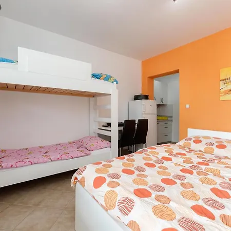 Lavanda - Family Friendly, Beachfront Appartement Pašman