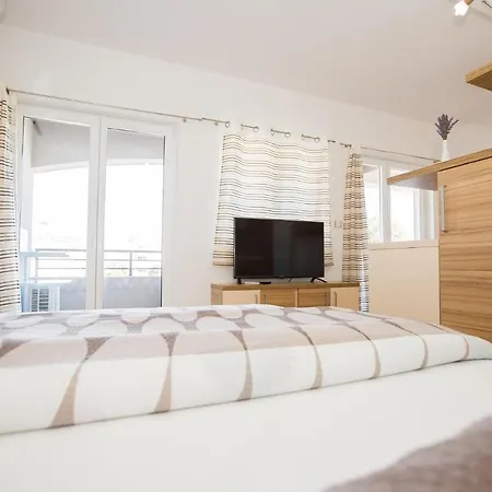 Lavanda - Family Friendly, Beachfront