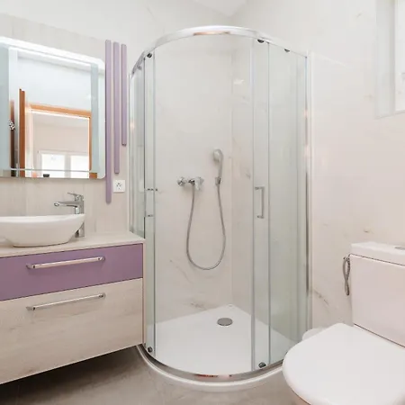 Lavanda - Family Friendly, Beachfront Appartement Pašman