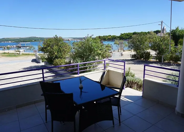 Lavanda - Family Friendly, Beachfront Διαμέρισμα Pašman