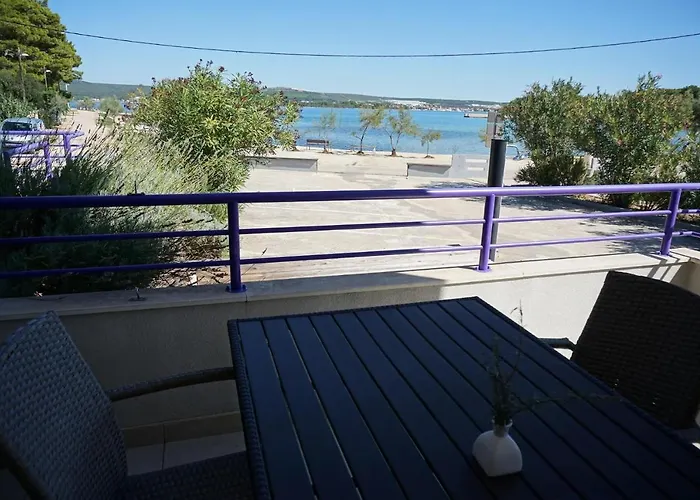 Lavanda - Family Friendly, Beachfront Apartamento *