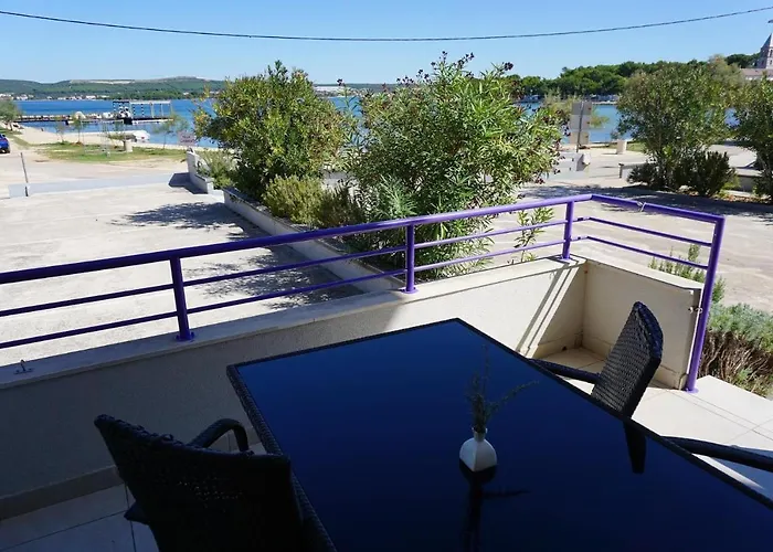 Διαμέρισμα Lavanda - Family Friendly, Beachfront *